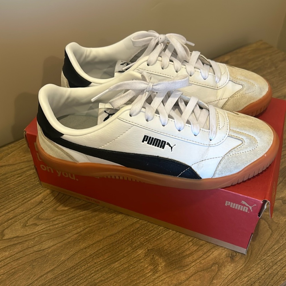 Women's Club 5v5 Court Sneaker Sz 8
In used condition